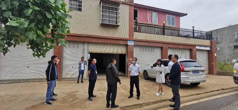 一群人在街道上行走描述已自动生成