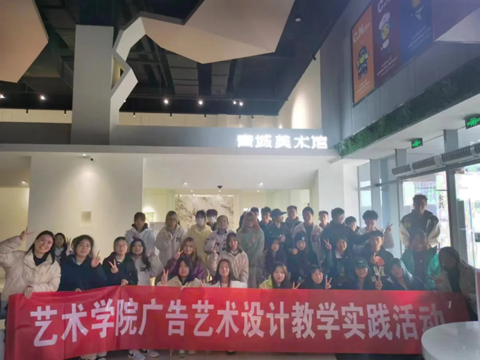 一群人在餐厅里中度可信度描述已自动生成