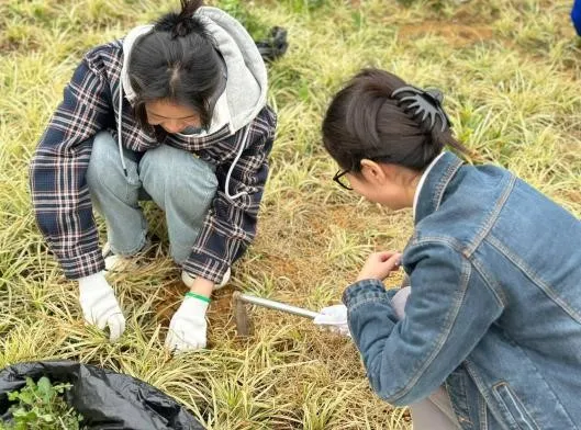 男孩站在草地上低可信度描述已自动生成