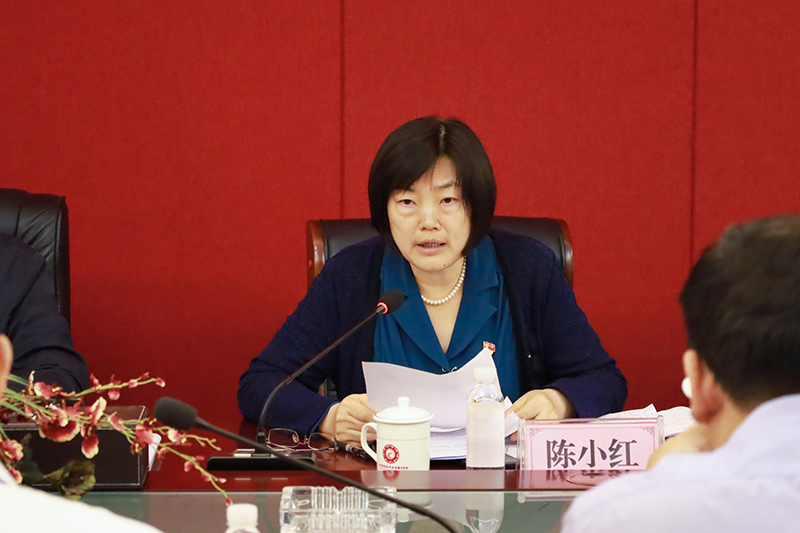 一些人在桌子前中度可信度描述已自动生成