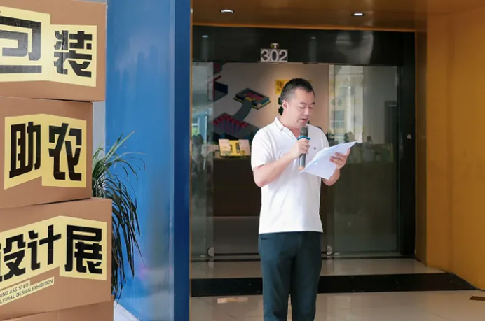 图片包含 站, 男人, 室内, 人描述已自动生成