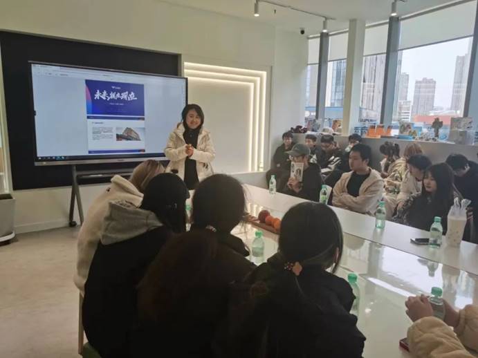 会议室里的人们描述已自动生成