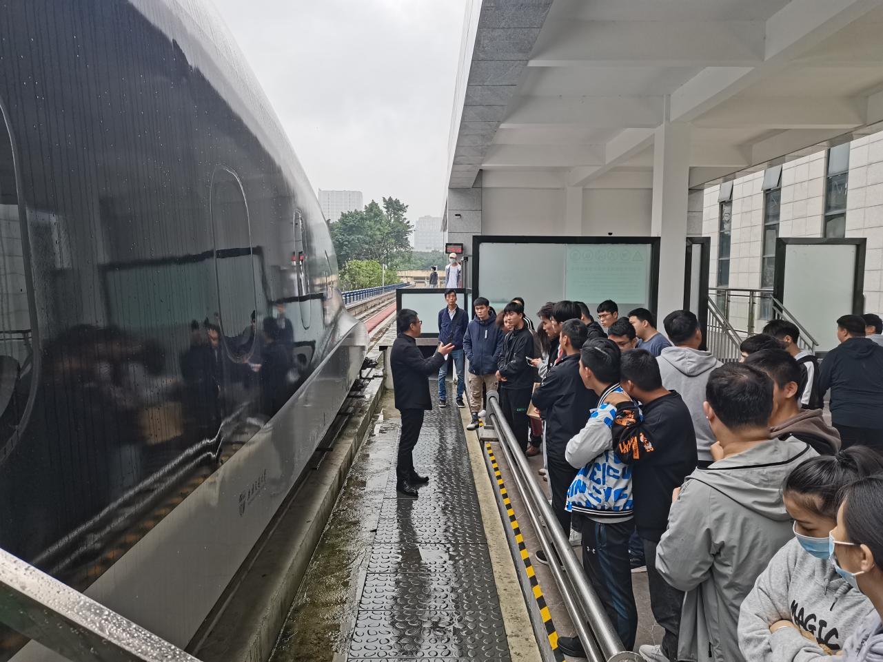 高温超导磁浮列车