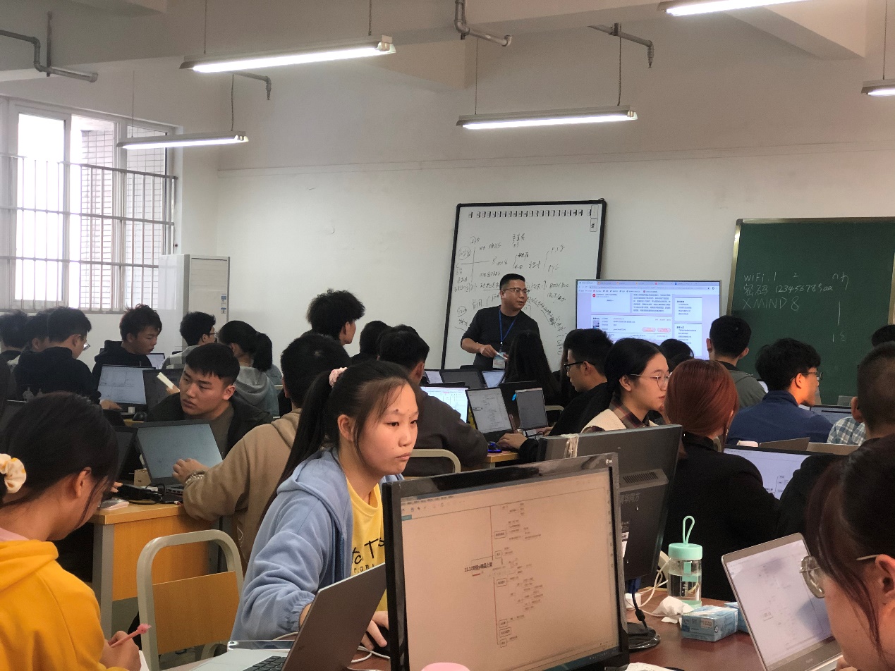 会议室里的人们描述已自动生成