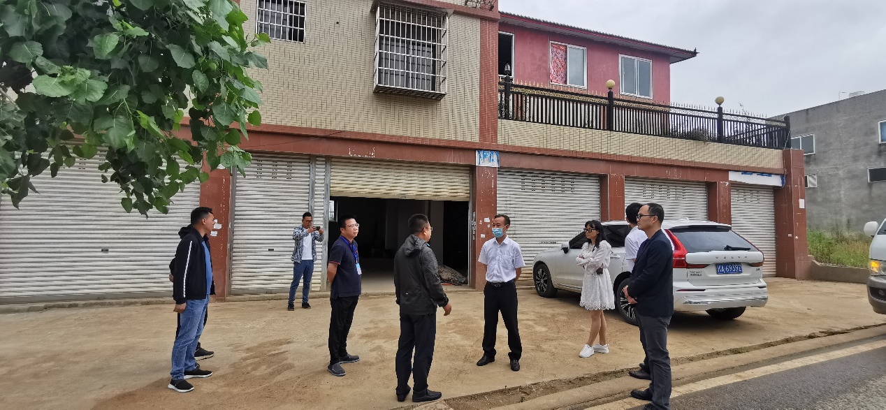 一群人在街道上行走描述已自动生成