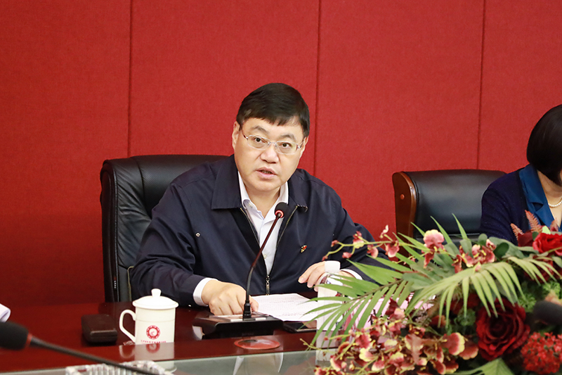 人坐在桌子前低可信度描述已自动生成