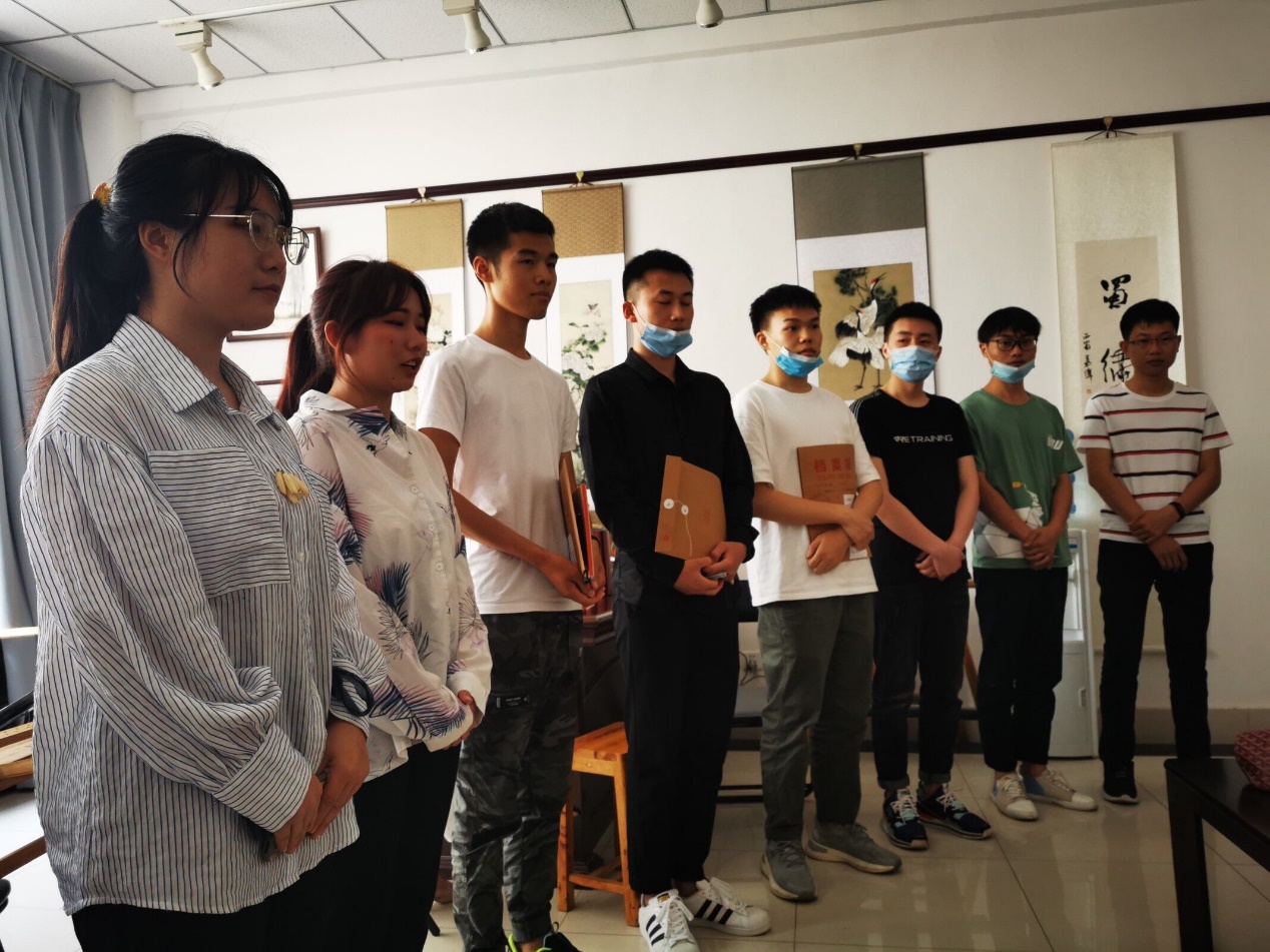 说明: 一群人站在室内描述已自动生成