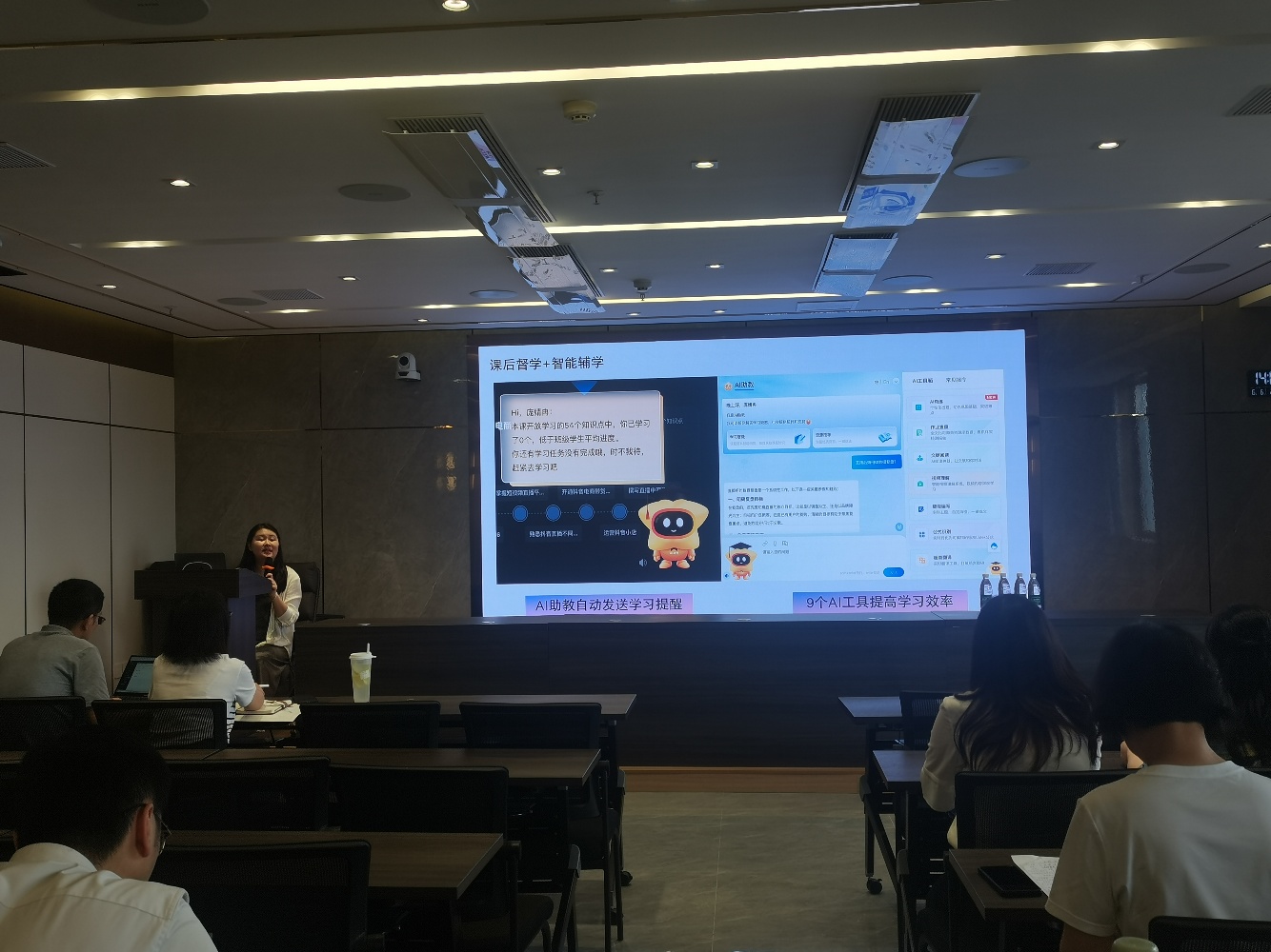 说明: 人们在看台上的人在电视前AI 生成的内容可能不正确。