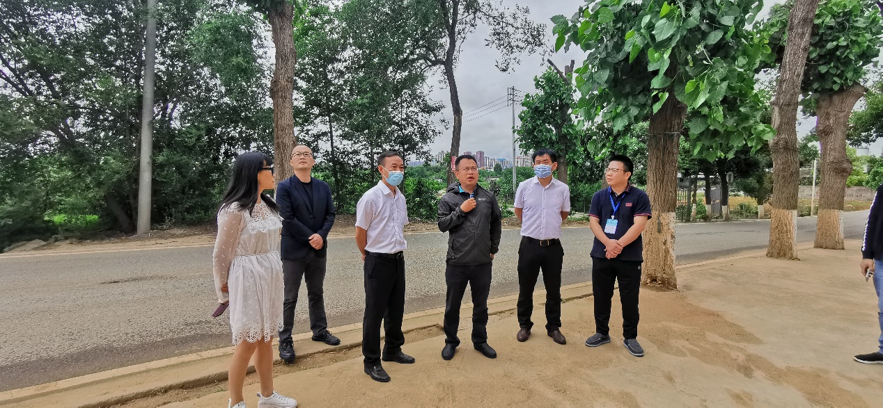 一群人站在路上描述已自动生成