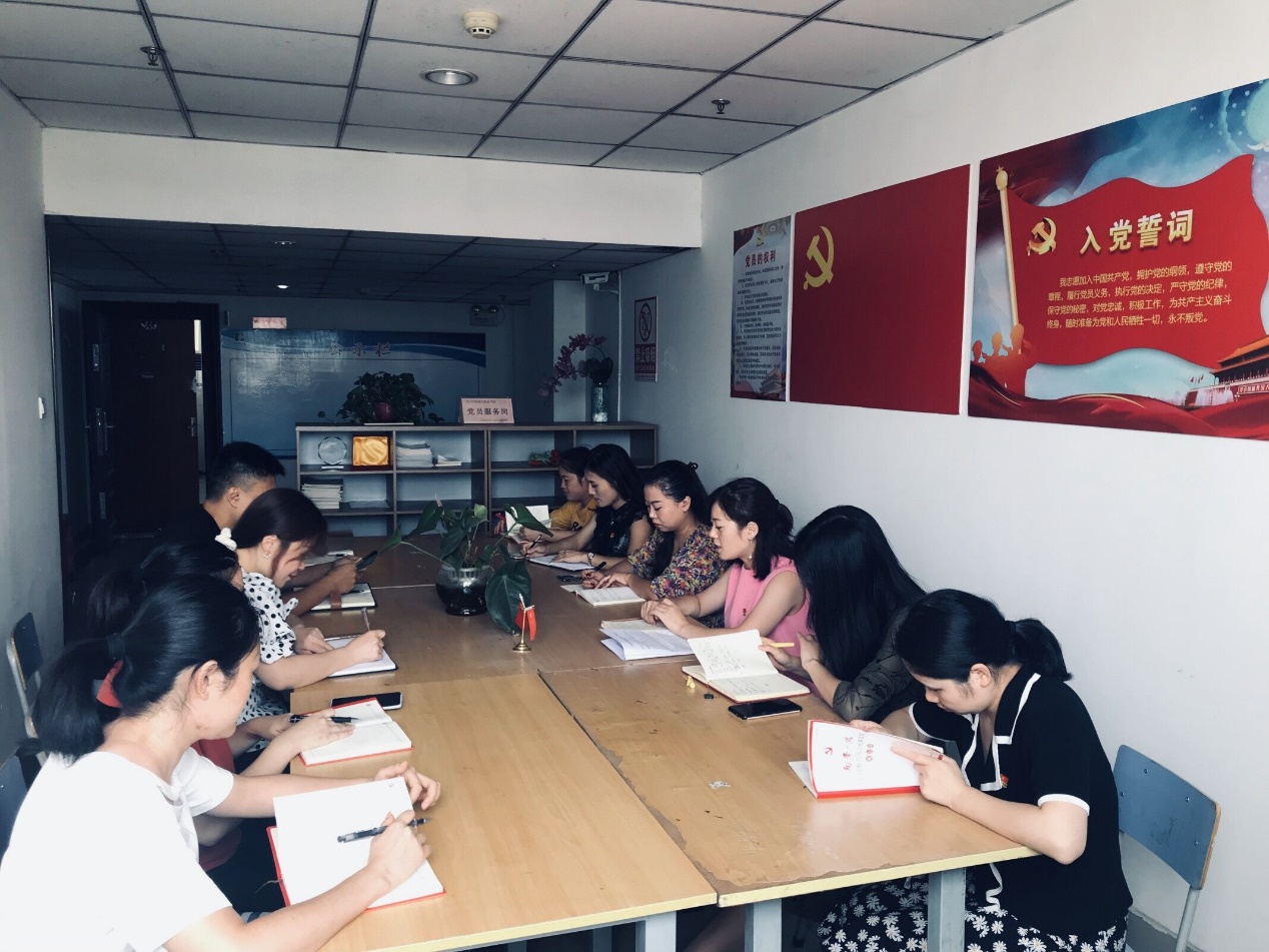 说明: 会议室里的人们描述已自动生成