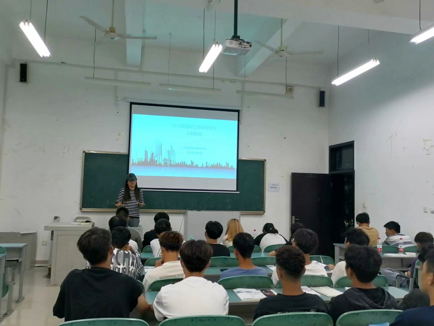 说明: C:\Users\Administrator\Desktop\专业老师讲话.jpg