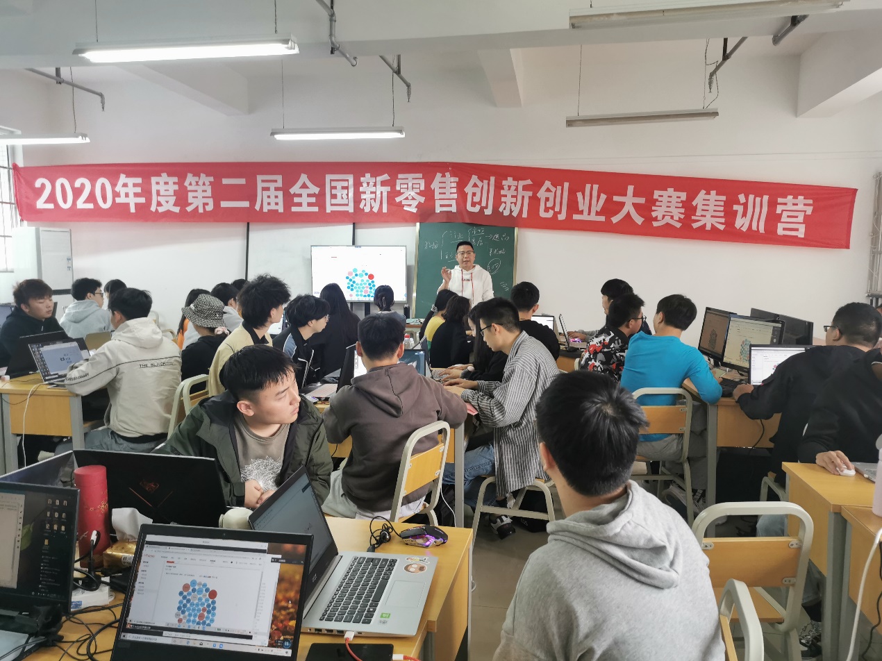 一群人在看电脑描述已自动生成