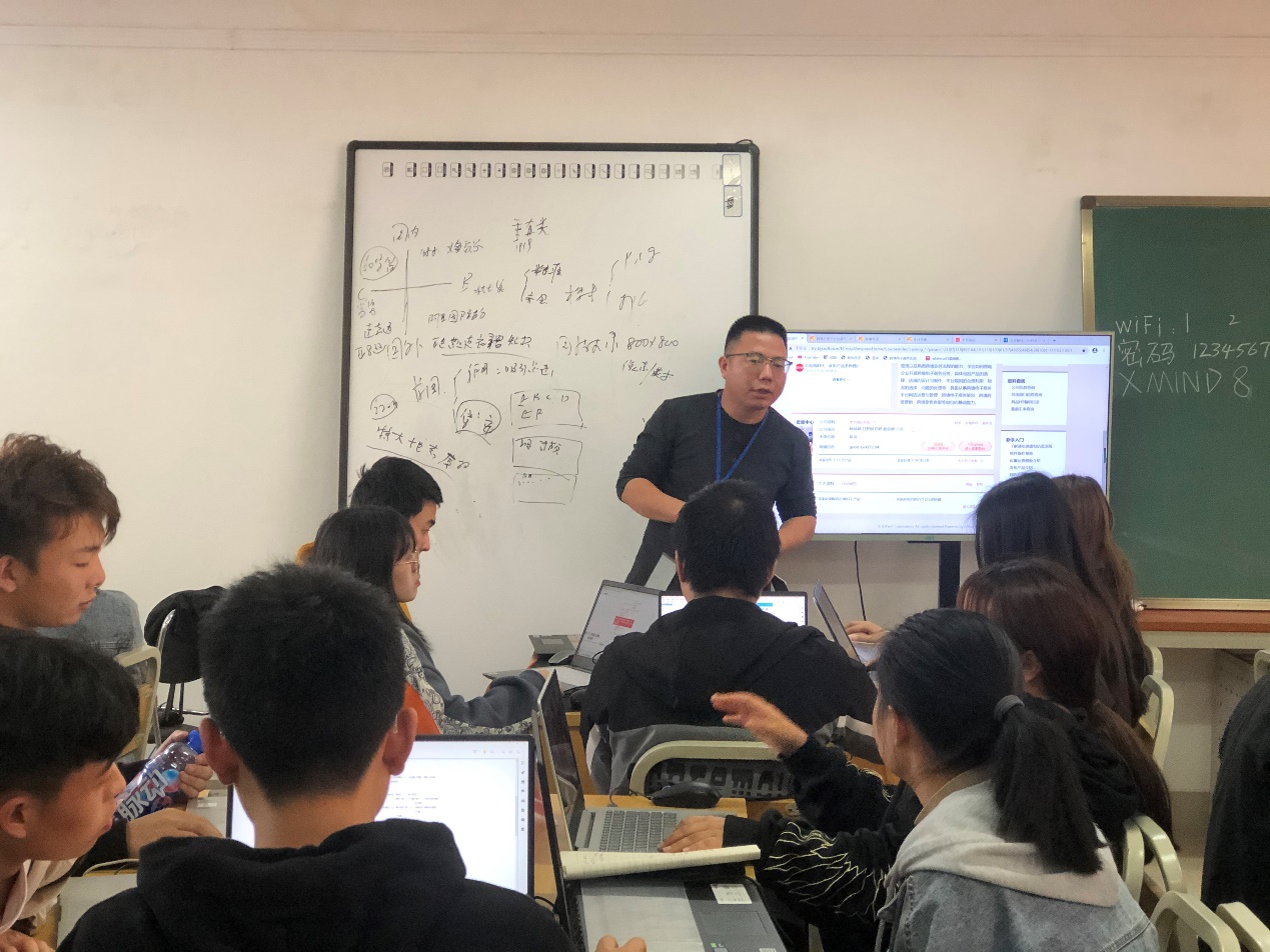 会议室里的人们描述已自动生成