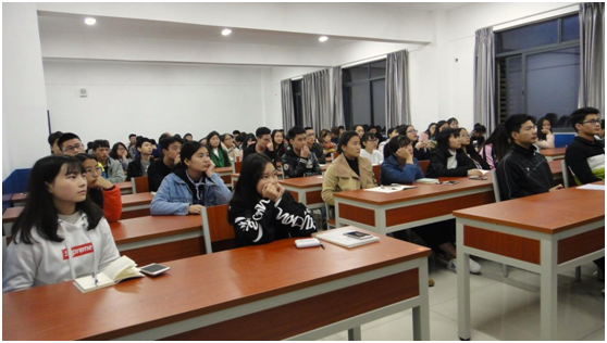 同学们认真听讲座