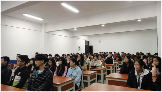 学生们认真听讲座