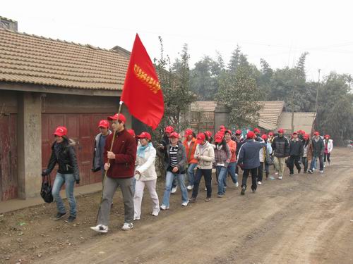 同学们在行进途中