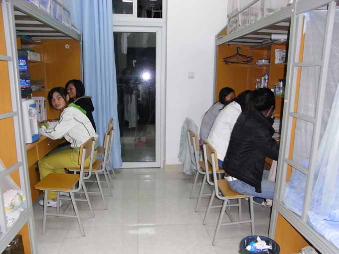 同学们正在自习，地面整洁，座椅摆放整齐