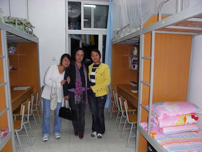 女生们更拉着葛老师参观自己的寝室