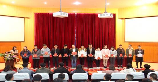 说明: E:\党校\十八期党校\十八期党校培训开学典礼照片\十八期党校培训开学典礼\IMG_4103.JPG