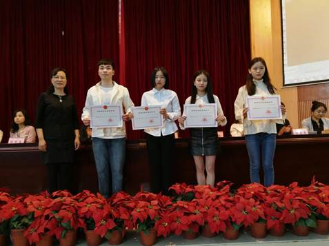 说明: 学院党委副书记、院长康敏为获得国家奖学金的同学颁奖