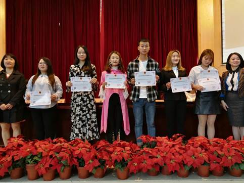 说明: 学生处处长邓忠、院团委书记李佳薇为获得国家励志奖学金的学生代表颁奖