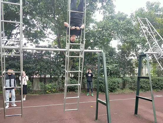 带队教师示范旋梯2