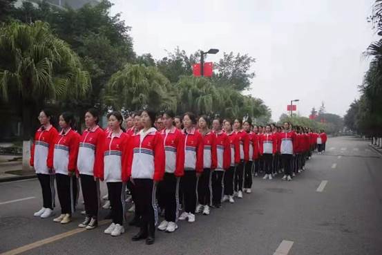 飞院学子列队上课