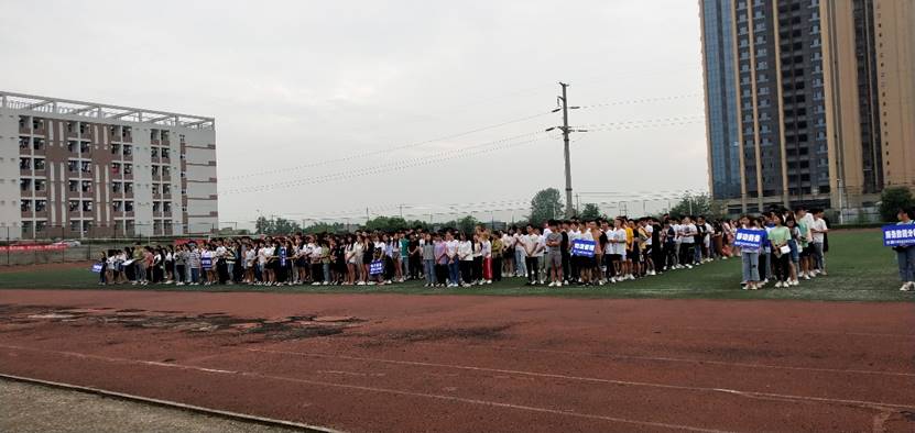 图片包含 户外, 天空, 地面, 草描述已自动生成