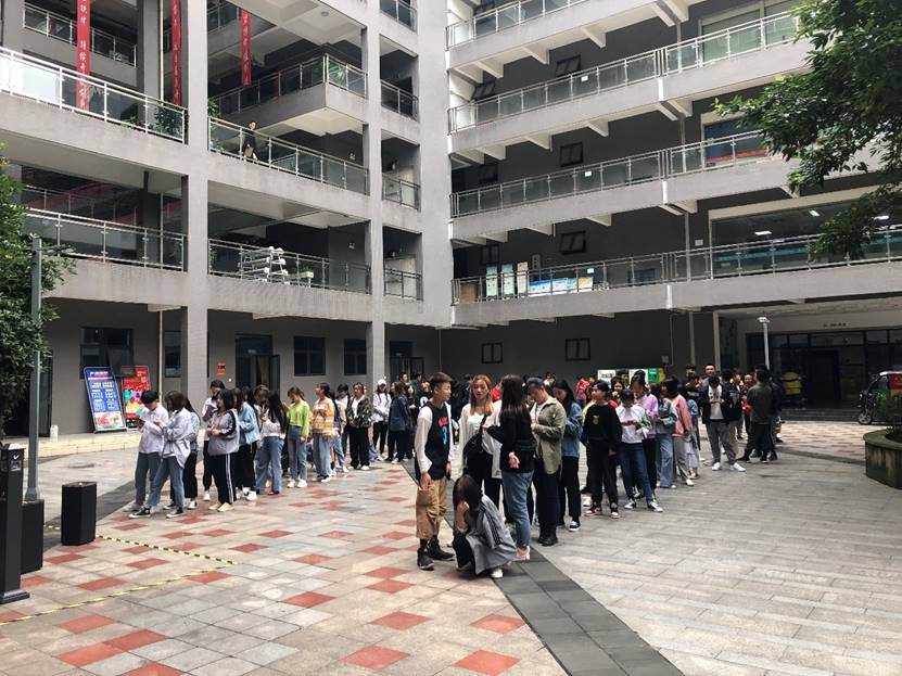 图片包含 建筑物, 户外, 地面, 人行道描述已自动生成