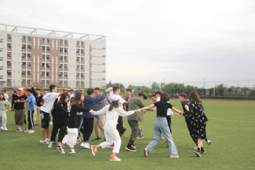 图片包含 草, 天空, 户外, 运动描述已自动生成