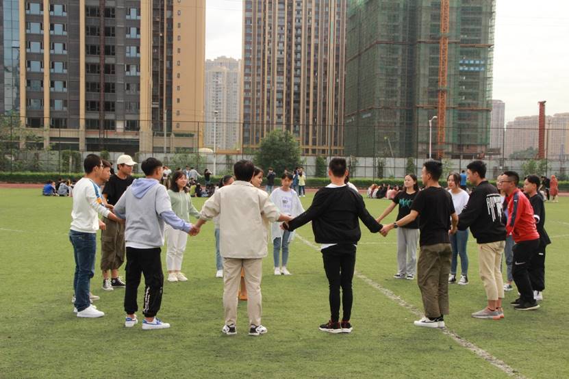 图片包含 草, 人员, 户外, 群组描述已自动生成