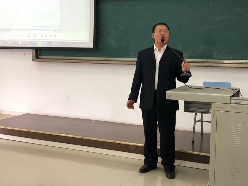 图片包含 男士, 人员, 建筑物, 西装描述已自动生成