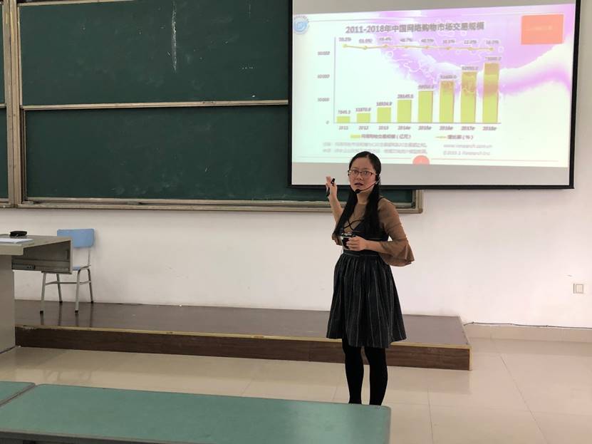 图片包含 妇女, 建筑物, 人员, 室内描述已自动生成