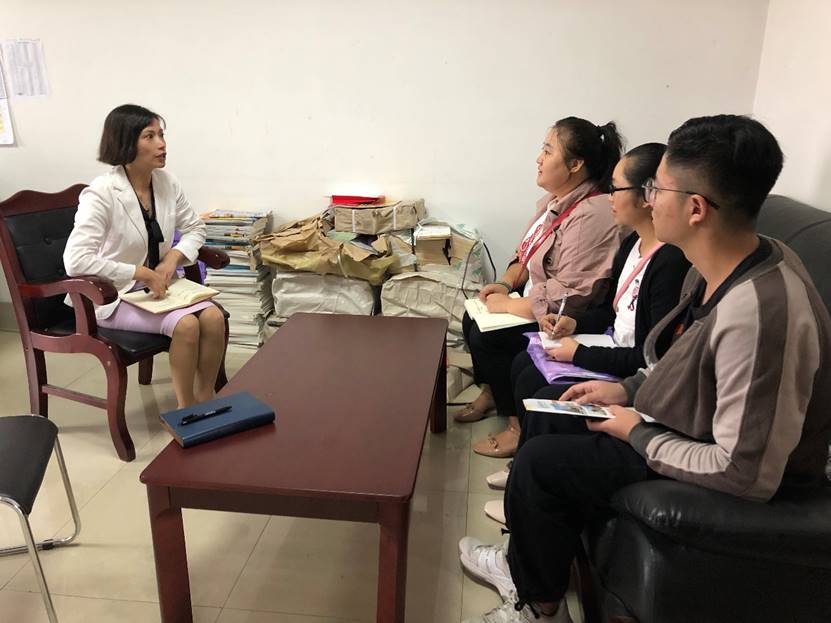 图片包含 人员, 室内, 就坐, 墙壁描述已自动生成