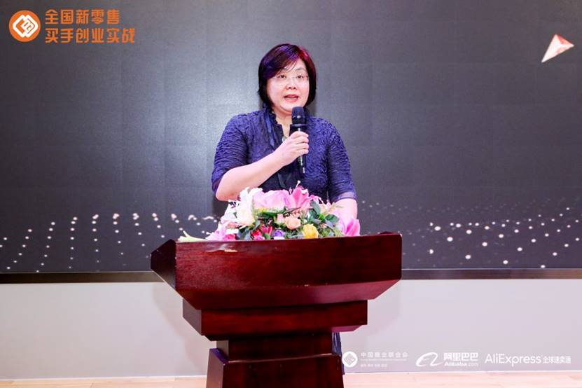 图片包含 餐桌, 墙壁, 人员, 妇女描述已自动生成