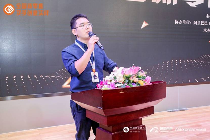 图片包含 室内, 墙壁, 人员, 餐桌描述已自动生成