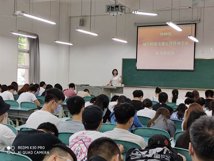 一群人在开会描述已自动生成