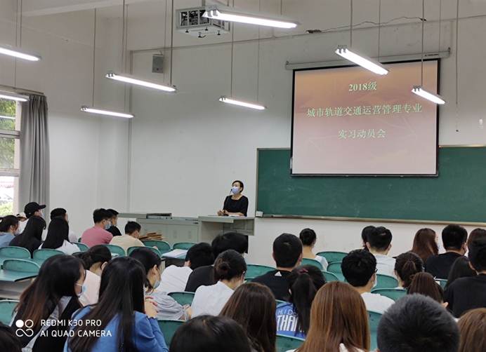 会议室里的人们描述已自动生成