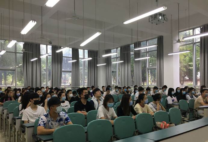 图片包含 室内, 人, 场景, 桌子描述已自动生成