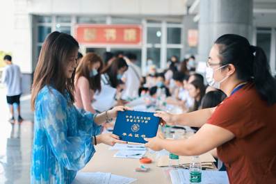 说明: F:\华新教务\6.杂项\10.学籍数据\2017级毕业证发放\2017级毕业证发放\SCHX5725.jpg